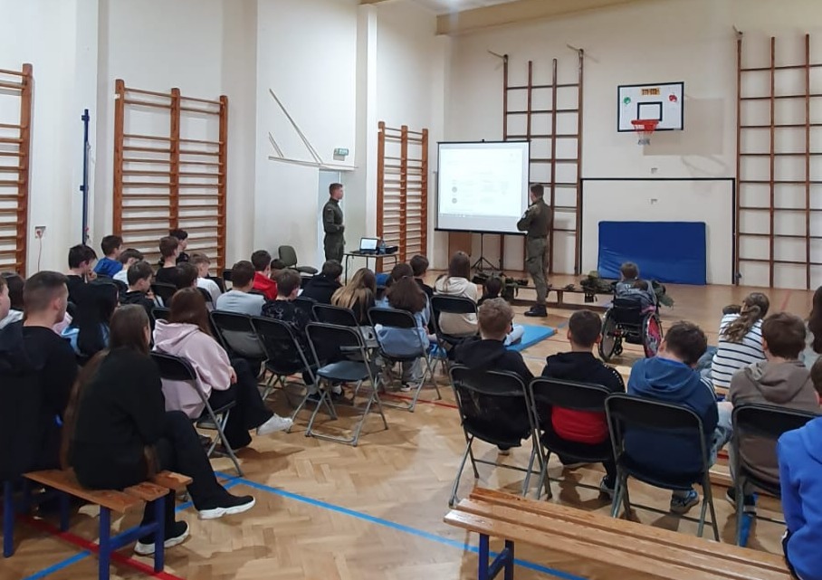 „Edukacja z wojskiem” w naszej szkole